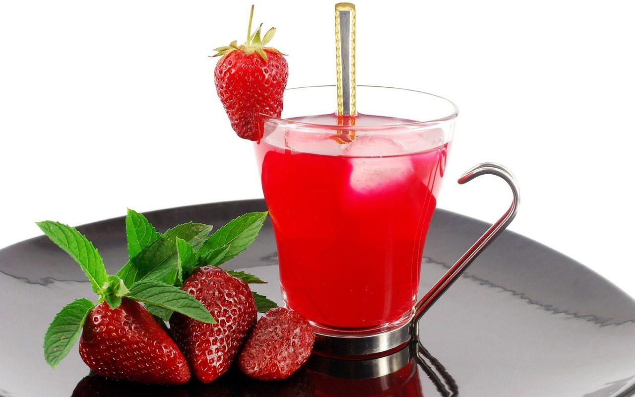 Čerstvá zelenina a byliny na dřevěném povrchu